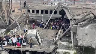 Ирпень. Тысячи людей пытаются пересечь разрушенный мост чтобы добраться до столицы убегая от бом.