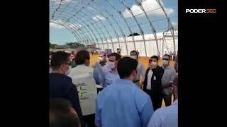 Bolsonaro encontra com o governador Ronaldo Caiado (DEM-GO) na construção do 1º hospital de campanha