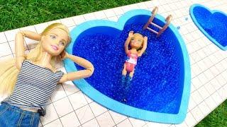 Puppenvideo mit Barbie. Evi möchte im Pool schwimmen. Spielzeugvideo für Kinder.