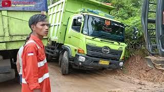 Mandor jalan panik..!!Truk muatan batu bara terjebak hujan.