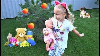 Алиса играет с игрушками и куклами у себя во дворе