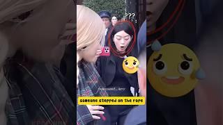 Rosé's Reaction When The Bodyguard Stepped On Her Strap  #blackpink #rosé #rose #kpop #shortvideo