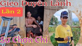 Gieo duyên lành đến nhà sư Chơn Chí đã khất thực lần hai , tặng quà cho chú bị gãy chân