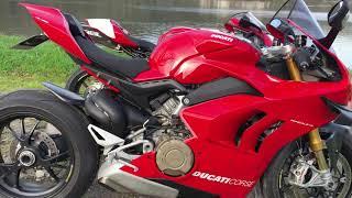 Ducati V4s 2020 vs. Ducati 999s 2003  Walkaround