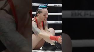 Сама ВПРАВИЛА СЕБЕ ногу в Бою #ufc