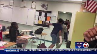 Video memperlihatkan perkelahian antara dua siswa di Coral Springs High School