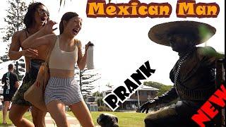 #Mexican_man  prank in QLD city. What's she doing? OMG.  lelucon statue prank. luco patung.