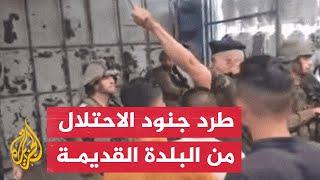 عناصر من السلطة الفلسطينية يطردون جنود الاحتلال من إحدى أسواق الخليل