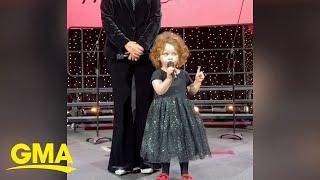 Confident little girl gives hilarious speech during school's Christmas program