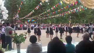 Уйгурский танец на выпускном в школе Алматы