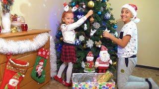 НАРЯЖАЕМ новогоднюю ЁЛКУ Саша и Настя украшают дом Папа Дед Мороз Видео для детей VLOG