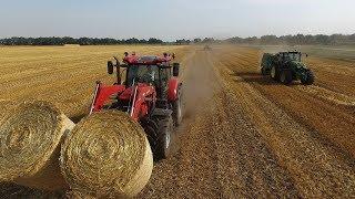 John Deere 6150R aan het stro persen