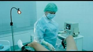 woman gynecologist in surgical gloves examines a girl/женщина гинеколог в хирургических перчатках