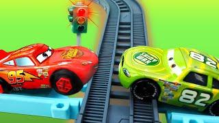 Vidéos avec jouets. Cars Quatre Roues. Flash McQueen enfreint le code de la route