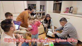 Chị hai từ Mỹ qua thăm, chơi lớn tặng một phát 3 con iPhone 15 pro max cho mấy chị em