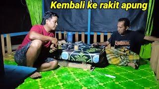 Nikmat nya makan bersama di rakit apung yang nyaman.