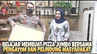 MEMBUAT PIZZA JUMBO EKONOMIS  BERSAMA PENGAYOM DAN PELINDUNG MASYARAKAT