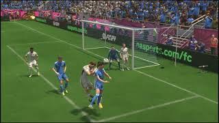 EA SPORTS FC 24 - DONNA SOVRASTA DUE OMONI DI TESTA