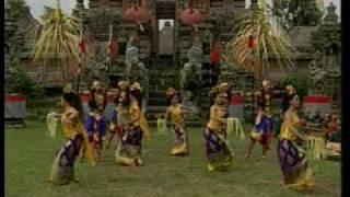 プスパレスティ ( Tari Puspa Wresti・歓迎の花まきの踊り )