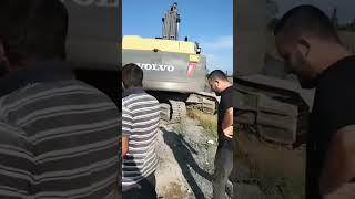 This Guy's Excavator Skills Saves Calf