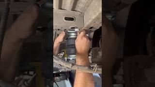 We install the auxiliary340.8K ... air suspension on Renault Master X70