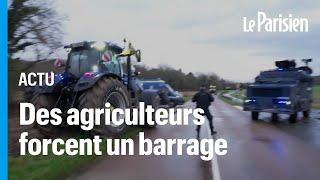 Des agriculteurs forcent un barrage de gendarmerie dans l'Essonne