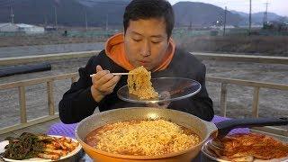 야외에서 먹는 얼큰한 [[열라면(hot spicy instant noodles)]] 먹방!! - Mukbang eating show