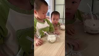 Drinking milk in the talkative twins for a long time, two live treasures, talkative