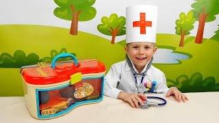 Даник играет в Доктора - Интересное видео для детей с докторским набором Battat. For Kids Children