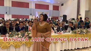 Joy Tobing: BANGGA JADI ORANG BATAK & MENIKMATI MOMEN BERNYANYI DI PESTA ADAT.