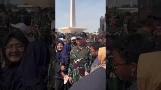 Kedekatan Panglima TNI Bersama Masyarakat Yang Berkunjung Menyaksikan Gladi Persiapan HUT TNI ke-79