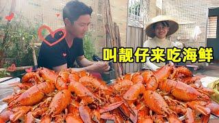 A Yu Mei's family couldn't finish eating seafood. She secretly called handsome boys to barbecue. Yu