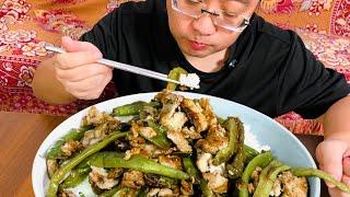 Fried eggs with green chili, served with rice, fragrant