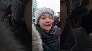 Девушка стыдит полицию на акции памяти Навального #навальный #москва #shorts