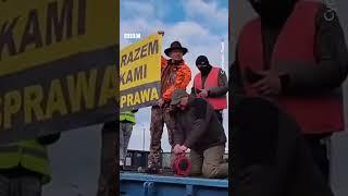 Польські фермери на кордоні розсипали українське зерно  #shorts #польща #кордон #зерно #протест