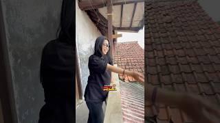 Cwe cantik pingin di goda in GRANDONG di kejar sampe atas rumah