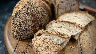 לחם מחמצת במרקם אוורירי בציפוי זרעי פשתן, צ׳יה ושומשום