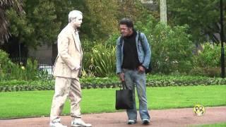 FUNNY STATUE SCARES