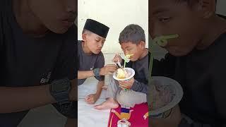 ️Kaka disuapin es sama adik #kakaadek #kebersamaan #minumes