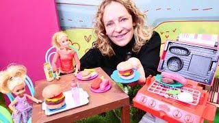 Spielzeugvideo mit Nicole - Grillparty im Garten - Spielspaß mit Barbie - PlayDoh Grill