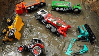 Найдите и спасите игрушечные машинки, грузовики и игрушечные строительные машины в грязи.