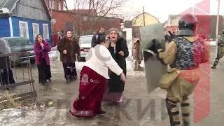 Как ОМОН задерживает цыган в Плеханово  Видео