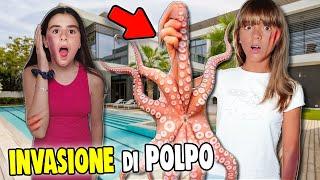 Un POLPO Gigante mi ha PUNTO! LETIZIA È STATA PUNTA da un POLPO ENTRATO di NASCOSTO in PISCINA