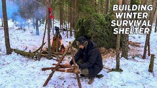 Winter BUSHCRAFT! Building a survival shelter in a winter frosty forest.   Bushcraft Trip. ASMR