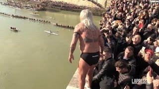 Roma, il tuffo nel Tevere di Mister Ok (70 anni) per salutare il 2023