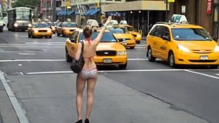 голая девушка ловит такси. naked girl catches a taxi