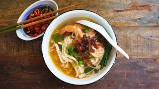 Kai Si Hor Fun (Flat-Rice Noodles Soup With Chicken And Prawn)