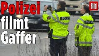 Lkw-Crash: Polizei filmt Gaffer im Gegenverkehr