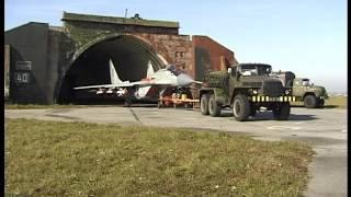 МиГ-29 выезжает из своего домика //MiG-29 leaves his house