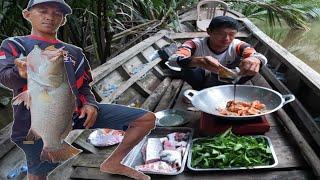 KOMPLIT !!! IKAN KAKAP KEPITING BAKAU DAN UDANG GALAH LANGSUNG MASAK DI ATAS PERAHU